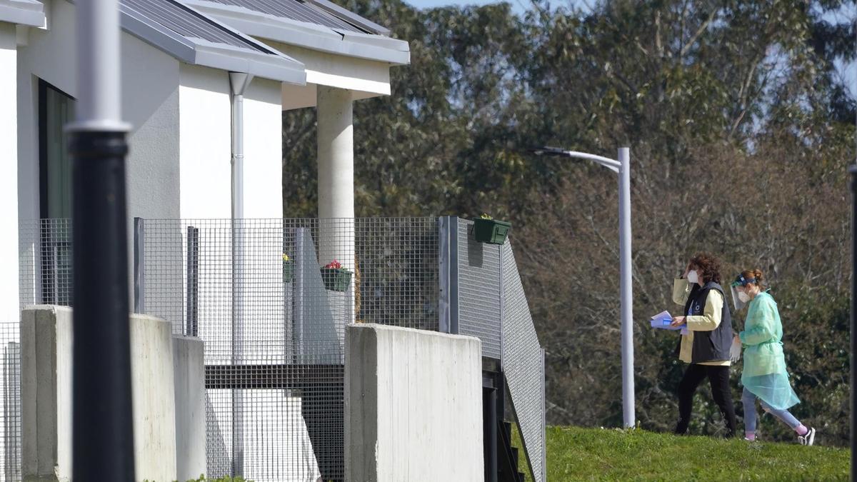 Dos mujeres, ante una residencia en Galicia.