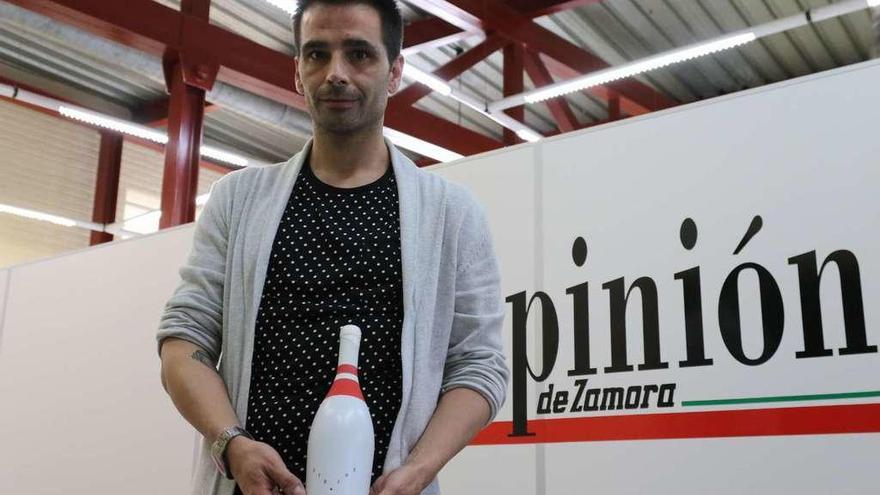 Javier Garduño posa con el vino &quot;Strike&quot;, elaborado con uva de Lumbrales y tinta de Toro, por cuyo diseño ha sido nominado a los cuadragésima octava edición de los premios Laus.