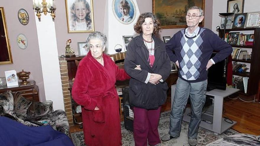 María Francisca Arlandis con su madre y su marido.