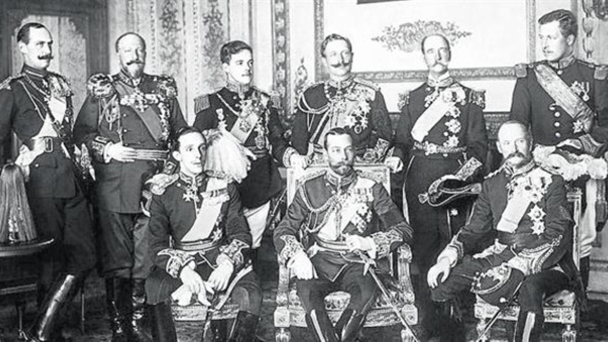 Los nueve monarcas reinantes en Europa, en el funeral de Eduardo VII.