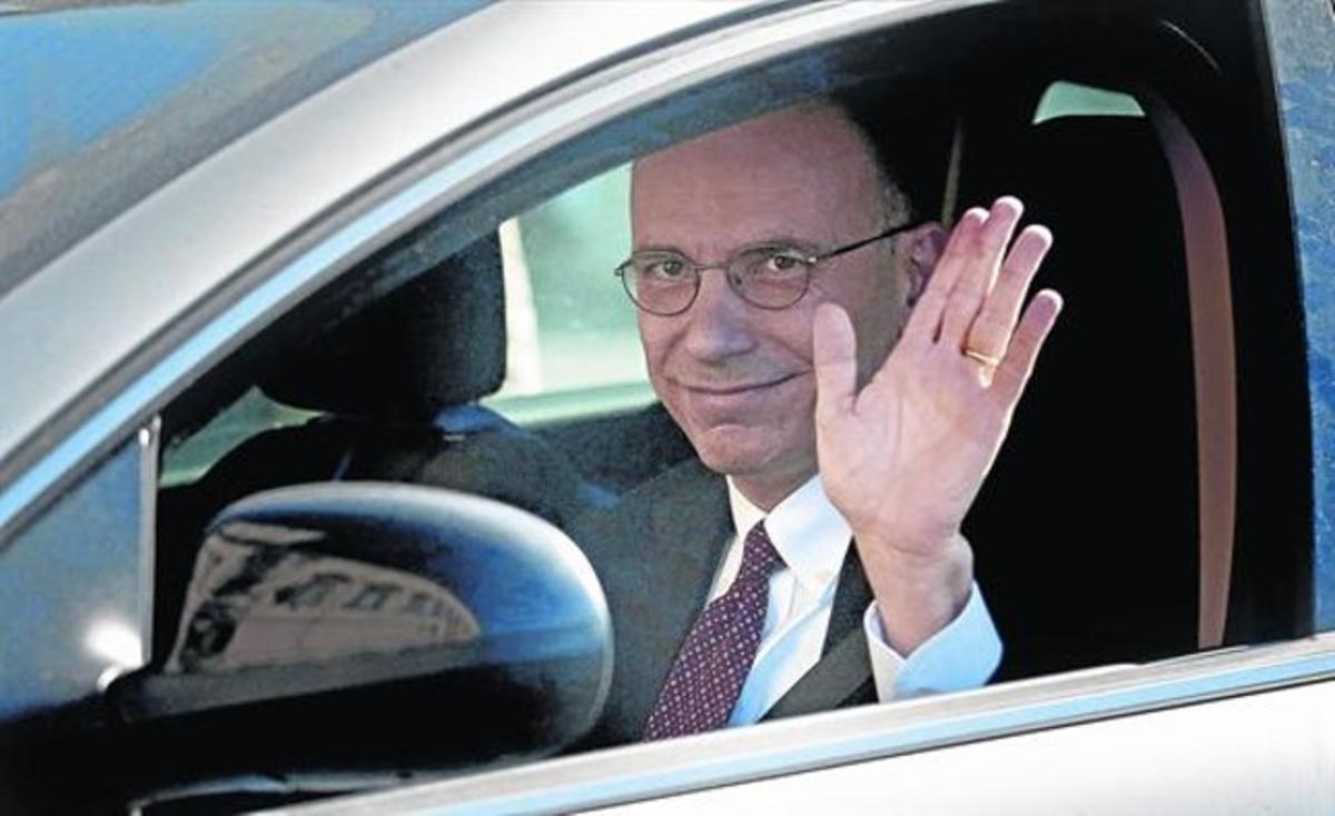Enrico Letta, a l’arribar al palaudel Quirinal per presentar la dimissió, ahir. Enrico Letta, a l’arribar al palaudel Quirinal per presentar la dimissió, ahir.