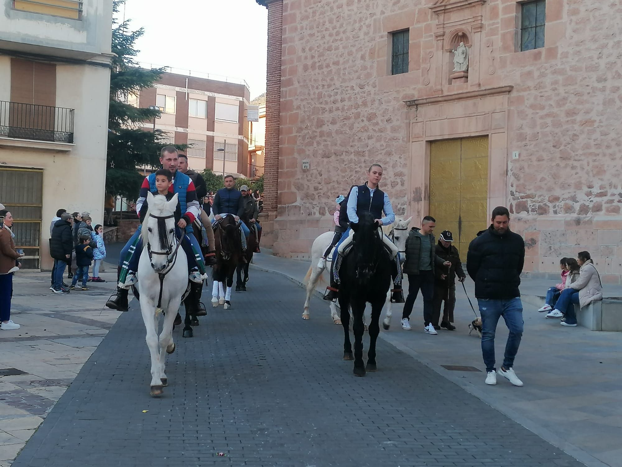 La Vall recupera su multitudinario pasacalle de Sant Antoni