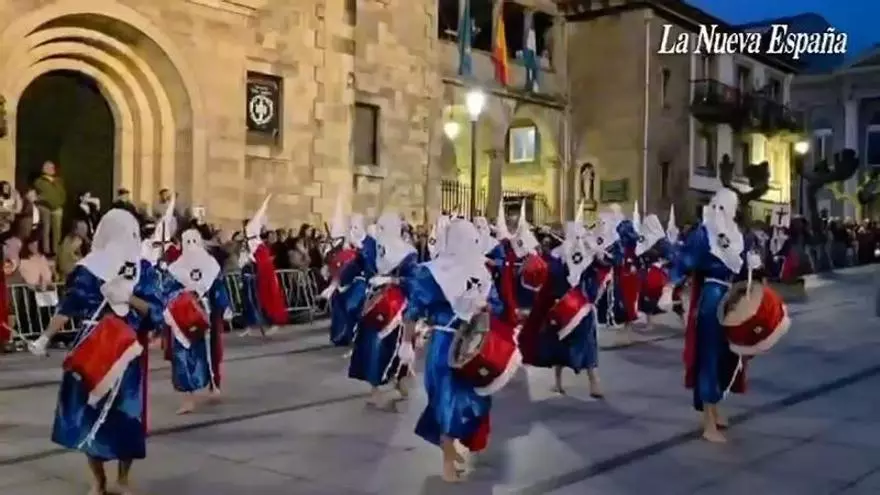 Así de rápido avanzan los "sanjuaninos" por las calles de Avilés: la carismática cofradía que reúne a los más jóvenes de la Semana Santa local