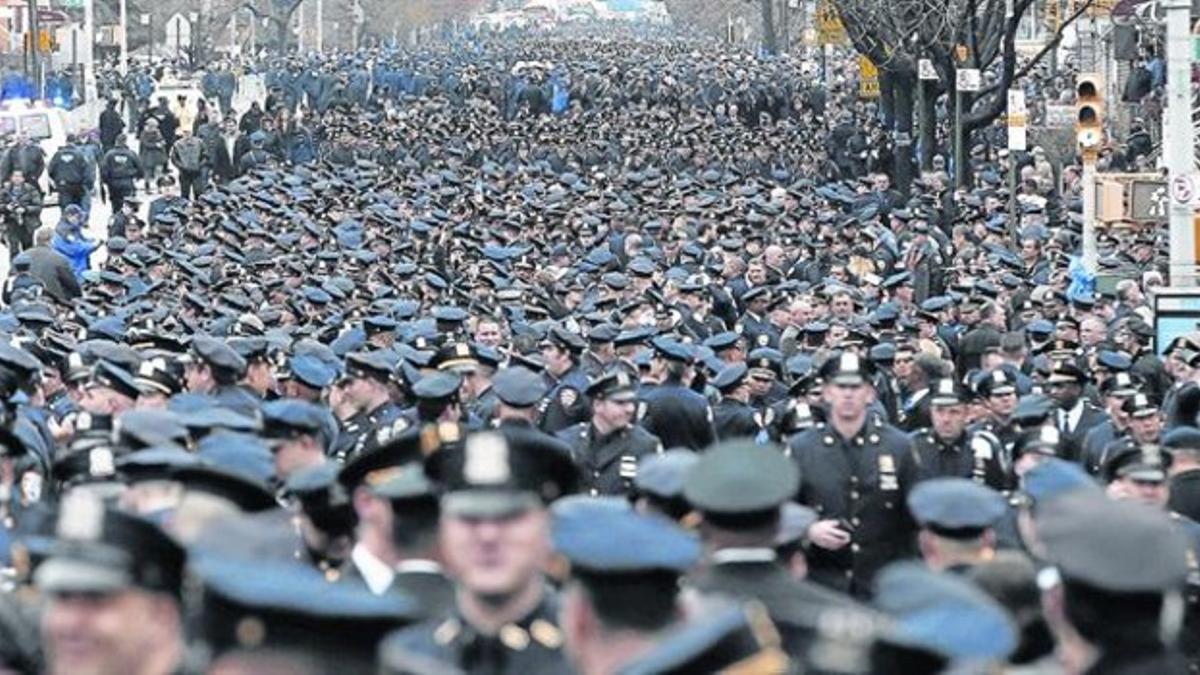 Sobrecogidos 8 Una multitud de policías llenar la calle 65 de Nueva York en el funeral de Wenjian Liu, uno de los agentes asesinados.