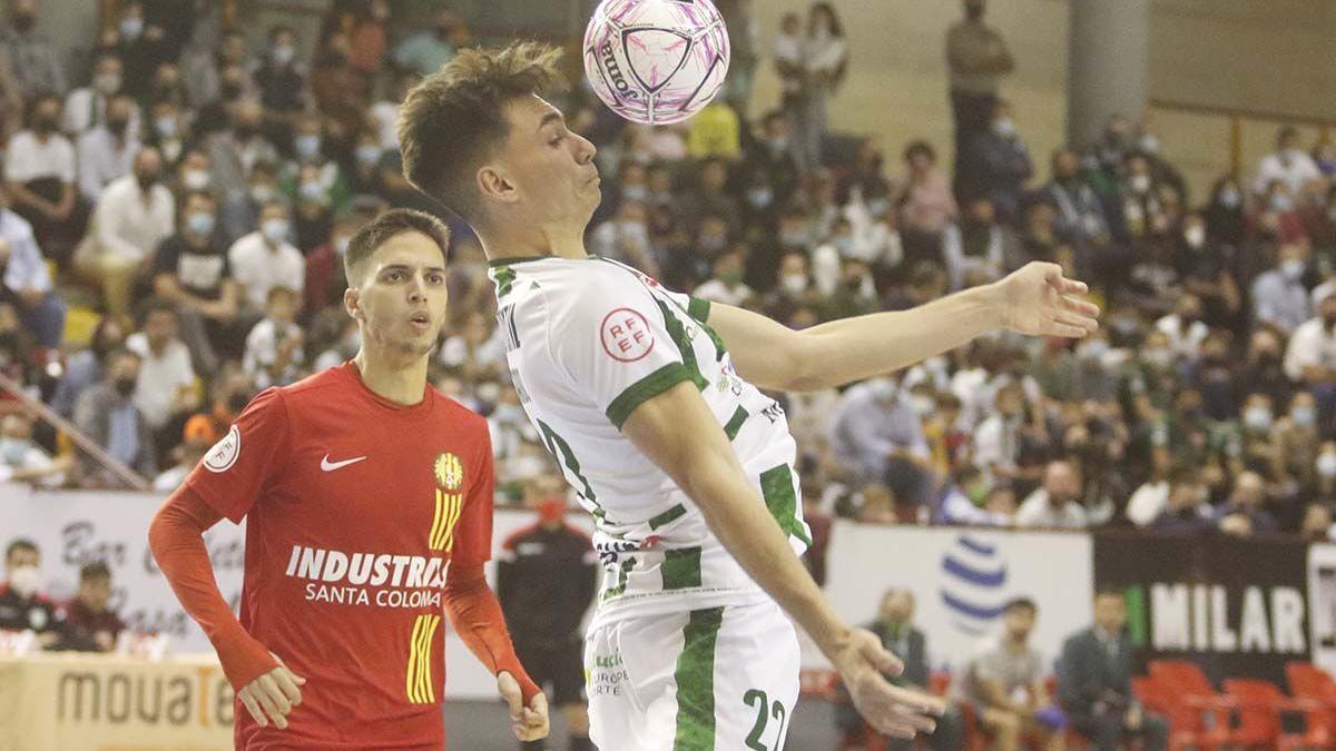 Ricardo controla el balón en el partido de Liga ante el Industrias Santa Coloma.