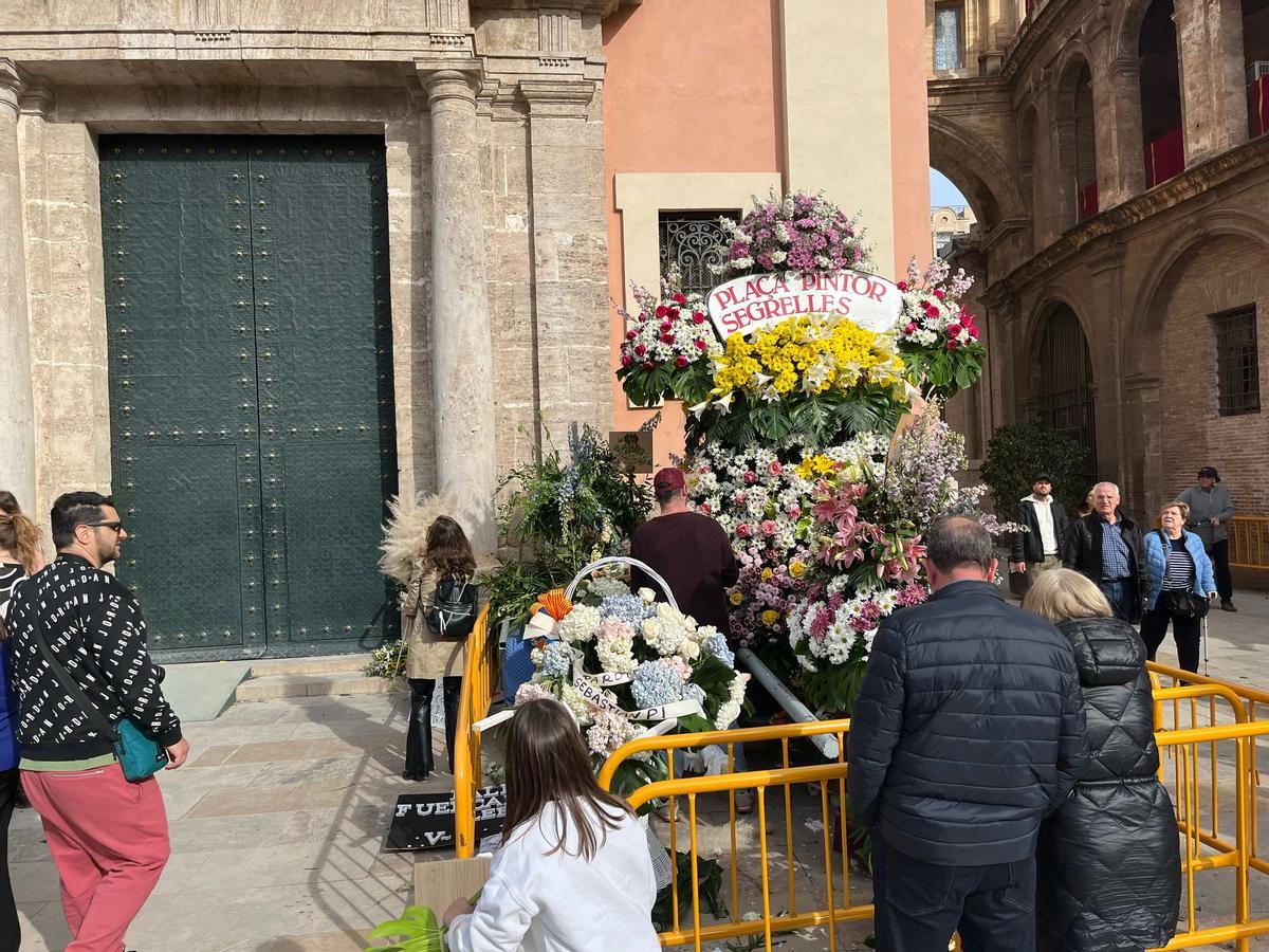Esprint final para ver el manto de la Virgen y 'llevarse' a casa algunos ramos antes de que los retiren