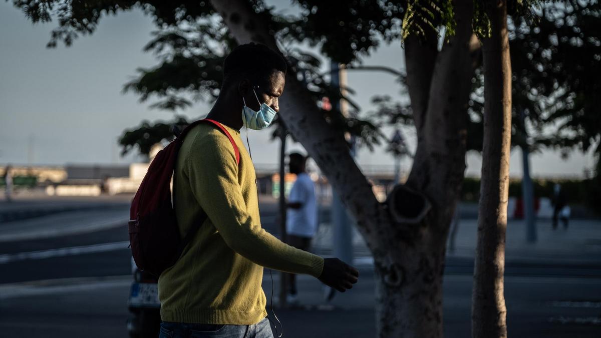 Un joven camina por Santa Cruz de Tenerife