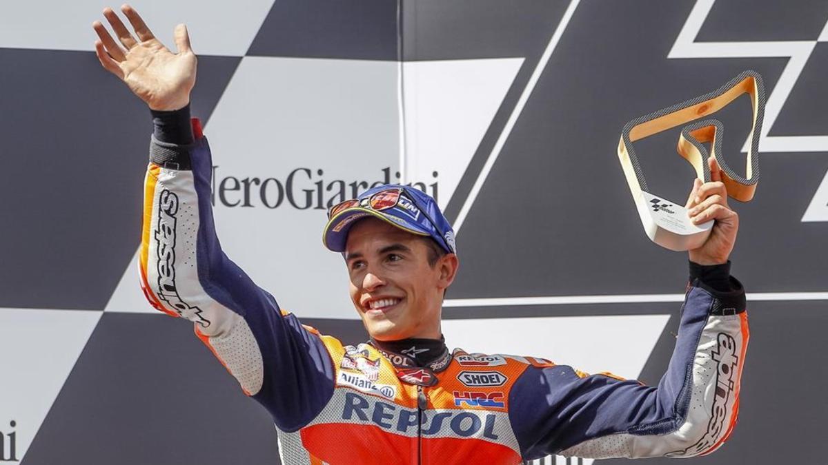 Marc Márquez (Honda) celebra, en el podio del Red Bull Ring, su segundo puesto.