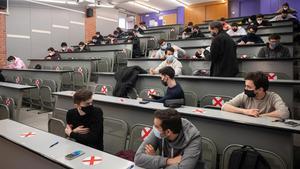 Barcelona 14 01 2021 Sociedad  Facultat de telecomunicacions de Barcelona UPC  Examens presenciales universitarios  Ambiente en una aula donde se realiza un examen  UPC zona universitaria   AUTOR  Manu Mitru