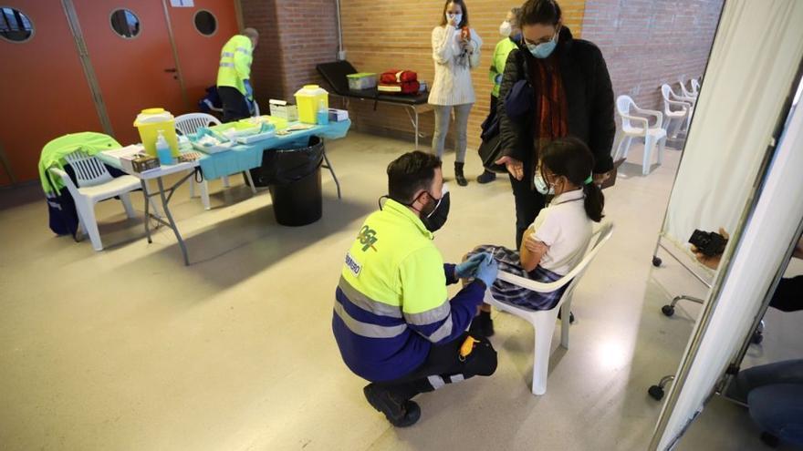 Vacunan a una niña en Murcia.