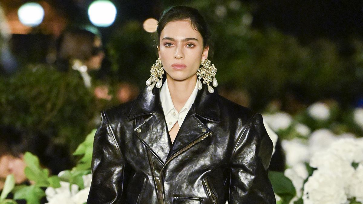 Loli Bahia, desfilando para Yves Saint Laurent, durante la Paris Fashion Week Spring Summer 2026, en septiembre de 2025.