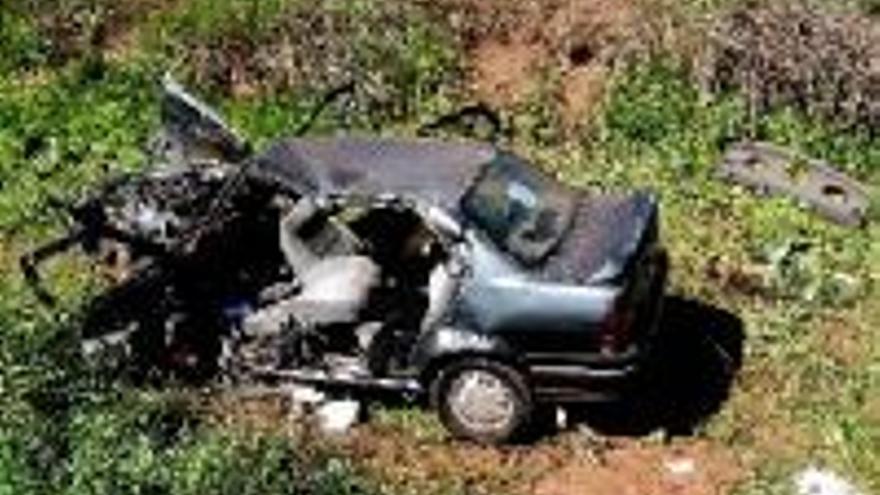 Un muerto y tres heridos graves en un accidente de circulación cuando iban a trabajar al campo