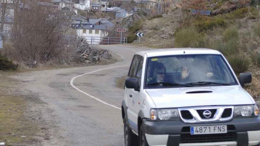 Un vehículo circula por la carretera de Porto de Sanabria.