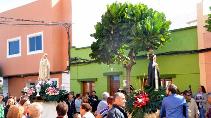 Procesión de las imágenes de Nuestra Señora de Fátima y la Virgen de la Paloma, en el barrio de La Viña.