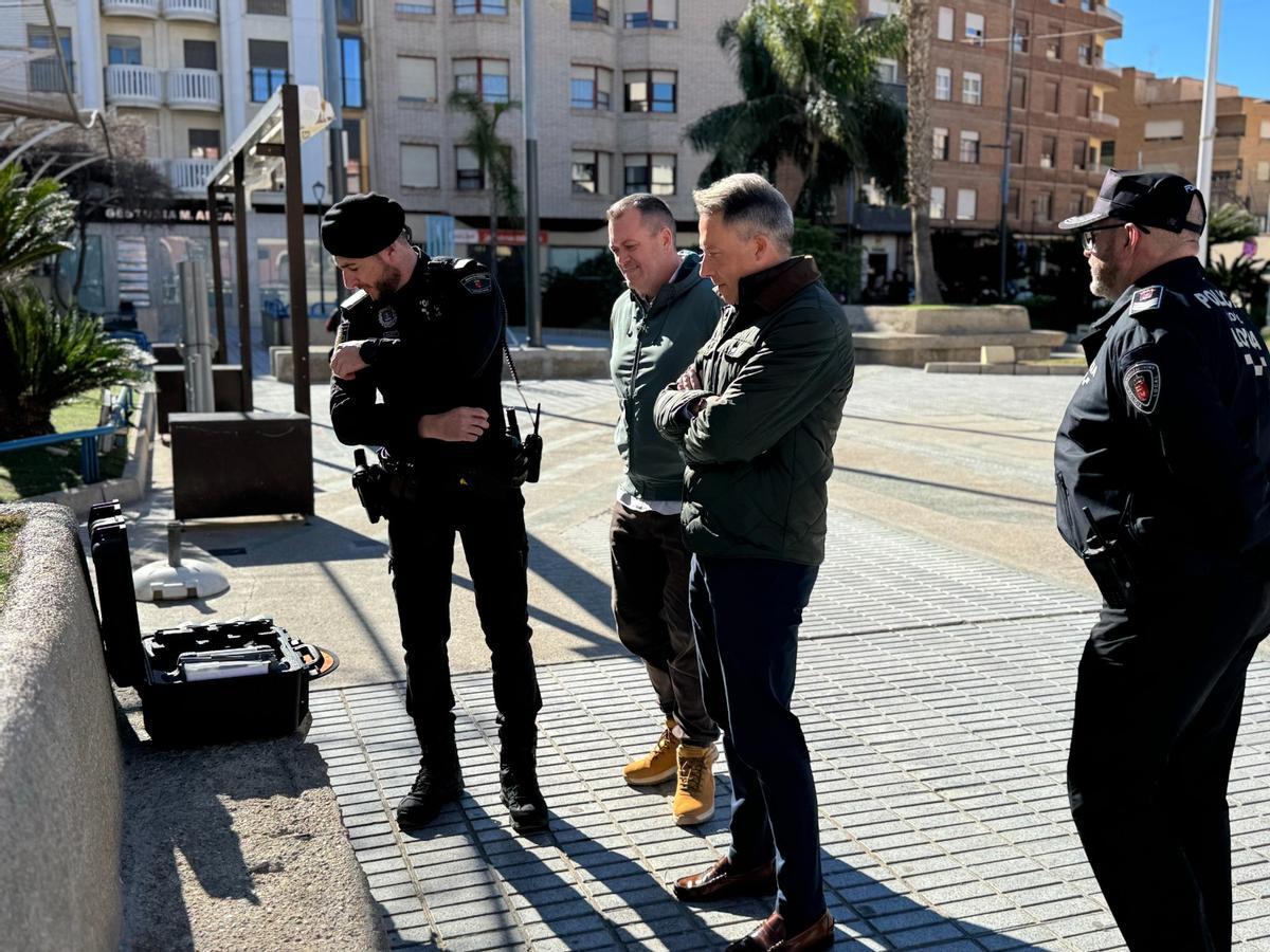 Fulgencio Gil contempla parte de los equipos adquiridos.