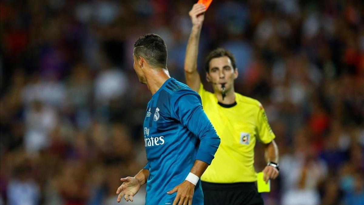 De Burgos Bengoetxea expulsa a Ronaldo durante el partido de ida de la Supercopa