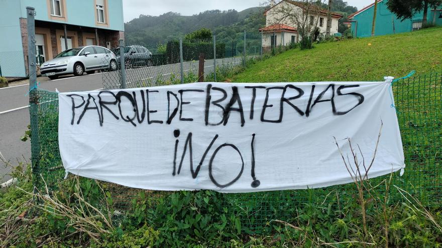 Rechazo frontal de los vecinos de un pueblo asturiano a instalar un parque de baterías a 40 metros de las casas: &quot;Es un disparate&quot;