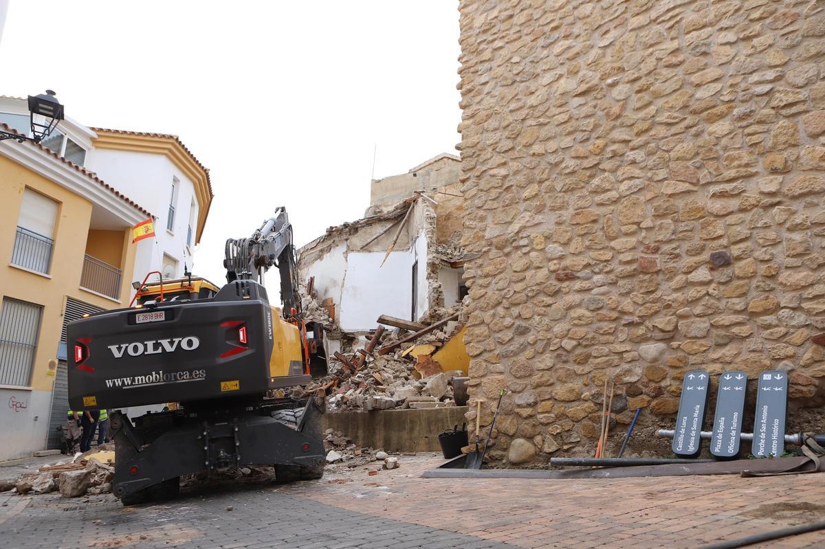 La excavadora se situaba a escasos metros de la muralla.