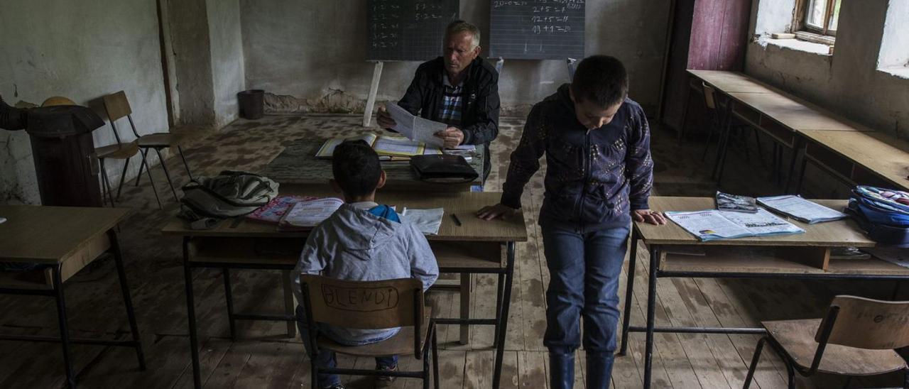 Un professor i dos alumnes
en una escola prop de Pristina
(Kosovo).  VALDRIN XHEMAJ/EFE