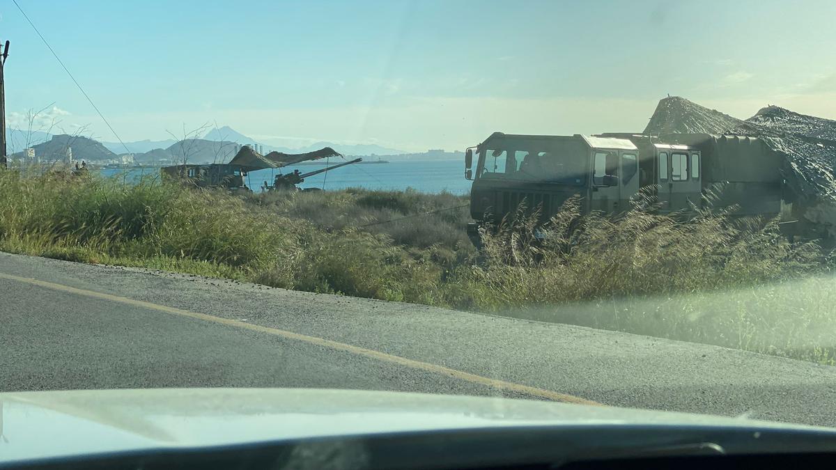 El despliegue militar en la costa ha sorprendido a algunos conductores que circulaban esta mañana por Urbanova.