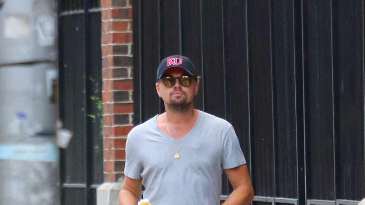 Leonardo DiCaprio lleva la bolsa de plástico de una curiosa forma.