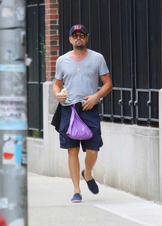 Leonardo DiCaprio lleva la bolsa de plástico de una curiosa forma.
