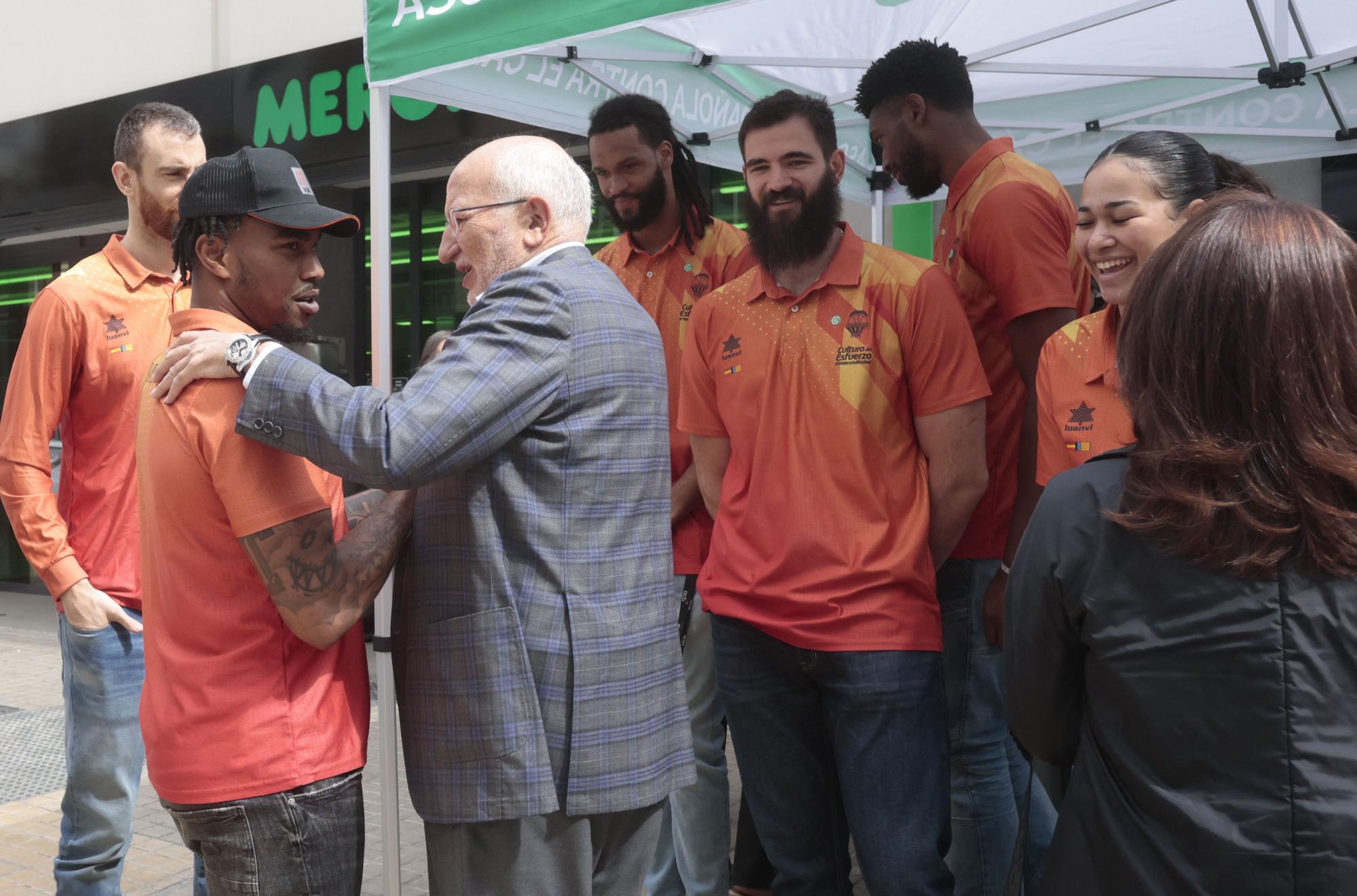 Mesa de cuestación contra el cáncer con Valencia Basket, Juan Roig y Hortensia Herrero