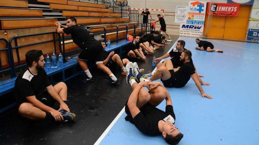 Los jugadores del Frigoríficos realizan estiramientos después del entrenamiento de ayer en el pabellón de O Gatañal. // Gonzalo Núñez