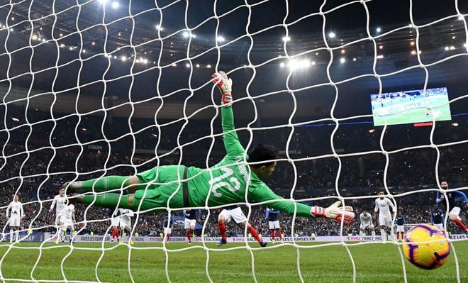 El portero de Uruguay, Martin Campana, concede un penal en el partido amistoso de fútbol Francia vs Uruguay.