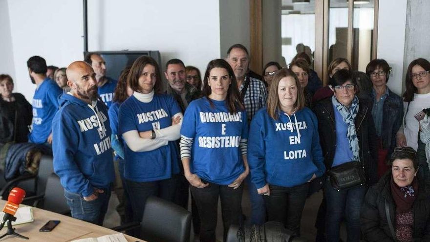 Miembros del comité de huelga y representantes sindicales, tras la asamblea de ayer. // Brais Lorenzo