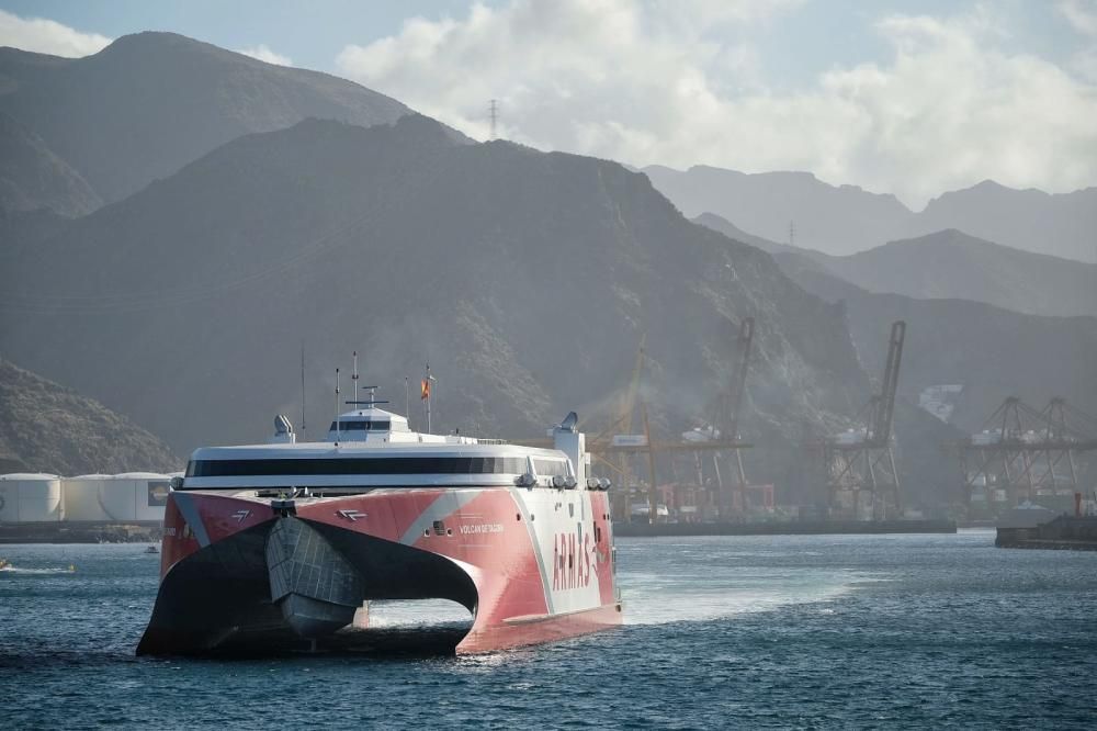 El catamarán Volcán de Tagoro llega a Tenerife