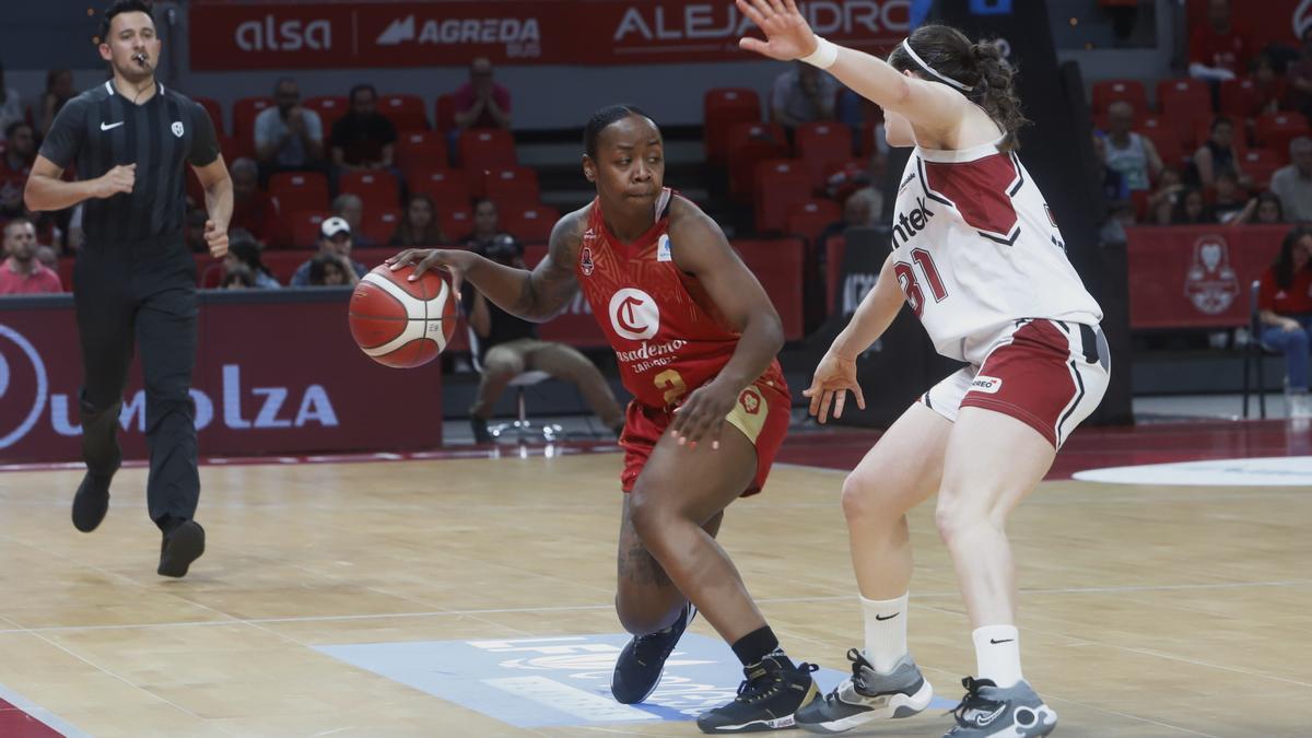 Imani Tate bota el balón en el encuentro de 'playoffs' del Casademont Zaragoza ante el Gernika disputado en el Príncipe Felipe.