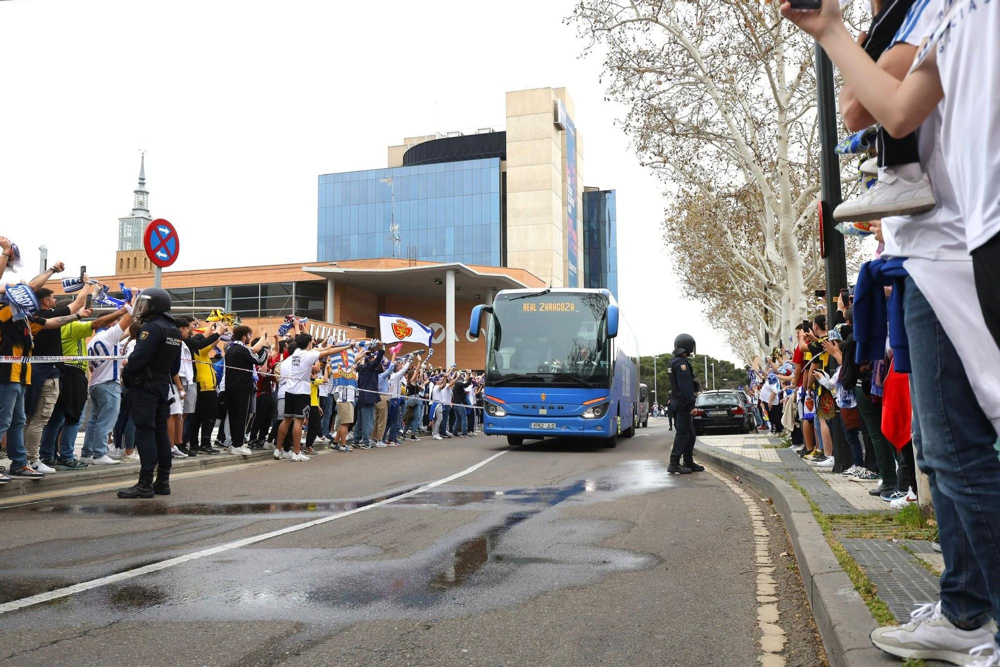 En imágenes | El zaragocismo se vuelca en el regreso de Víctor Fernández a La Romareda