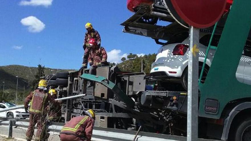 Imatge dels treballs per retirar el camió de l&#039;autovia