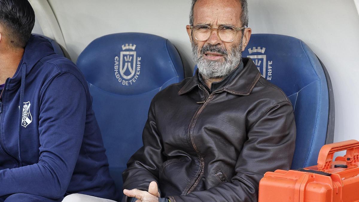 Cervera, en su banquillo.