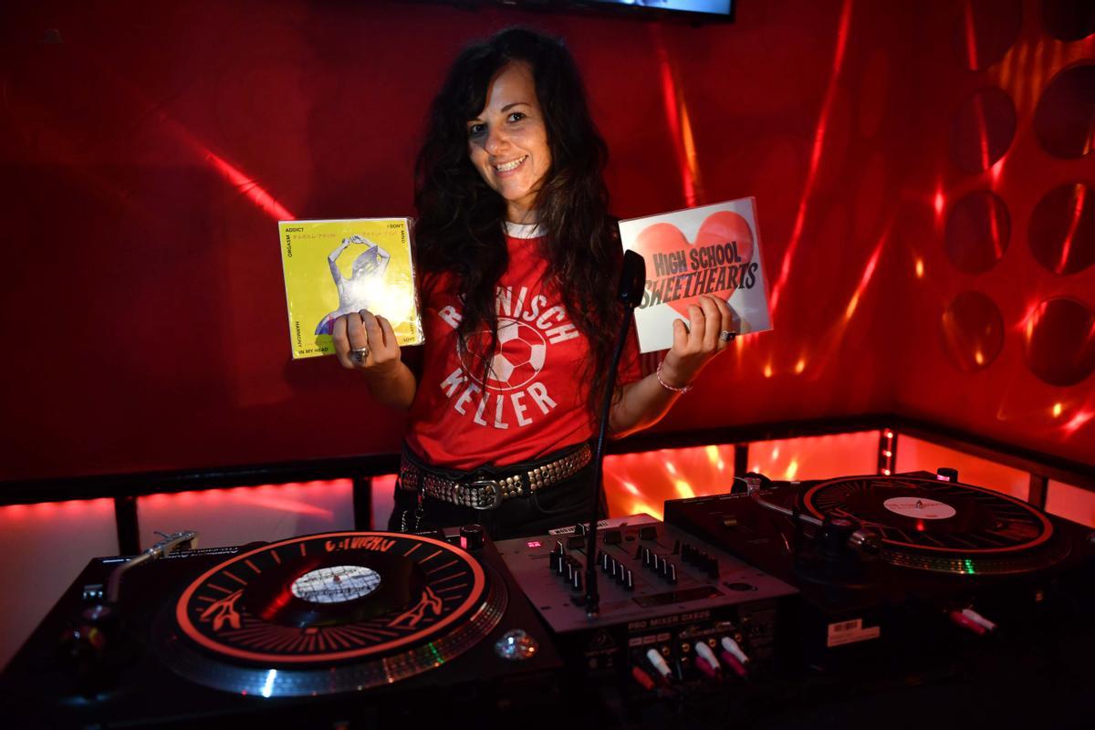 Vanessa Casteleiro sostiene dos vinilos ante la mesa de DJ.