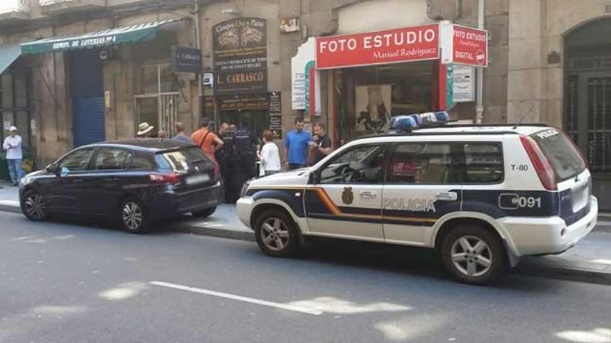 Despliegue policial a la entrada de la joyería. // J.F.