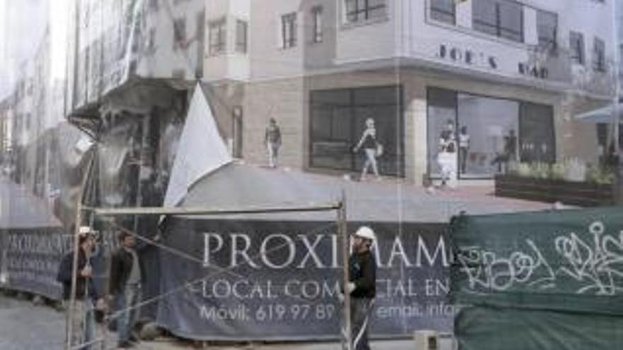 Ein Plakat verhullt die Fassade in El Terreno und zeigt, wie das Gebäude mal aussehen soll