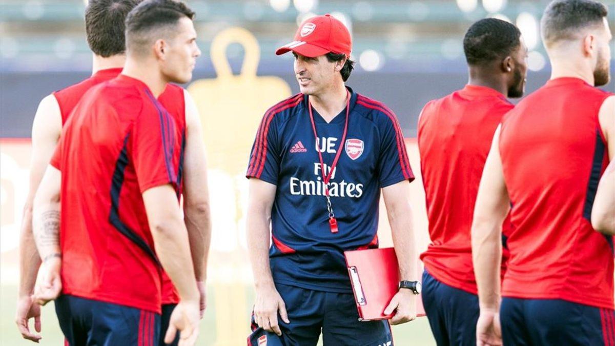 Unai Emery, con gorra y silbato, dirige la sesión del Arsenal