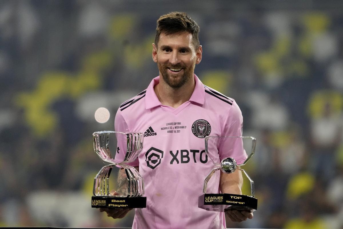 Messi posa con dos trofeos logrados con el Inter de Miami.