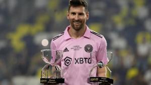 Messi posa con dos trofeos logrados con el Inter de Miami.