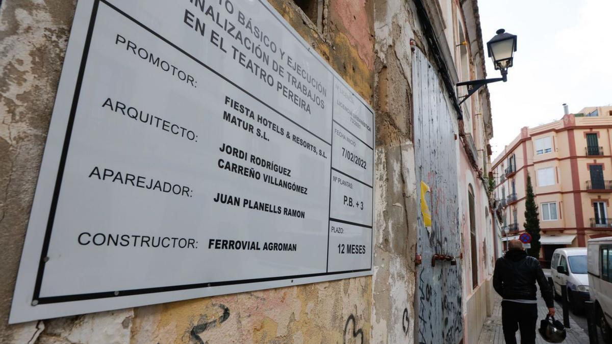 Cartel instaladao con la nueva licencia tras el reinicio de las obras en el Teatro Pereira. | J.A.RIERA