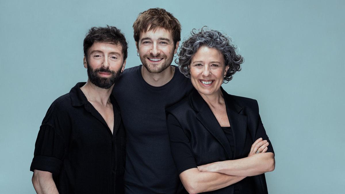 El director d''Honestedat', Francesc Cuéllar, al centre amb els actors Dafnis Balduz i Míriam Iscla.