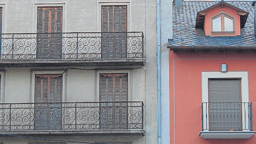 Dos edificis de pisos de la plaça Cabrinetty de Puigcerdà.