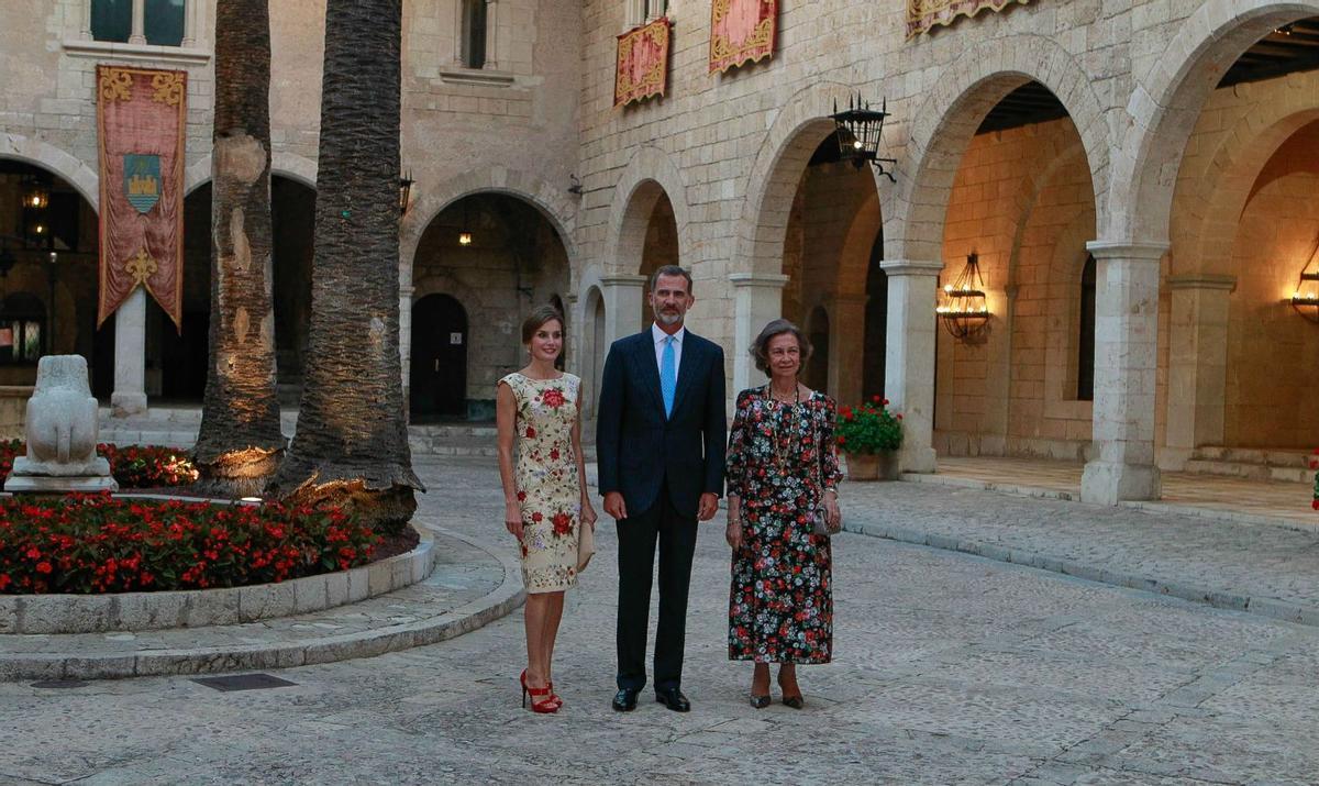 Los Reyes con Doña Sofía en el Palacio de la Almudaina