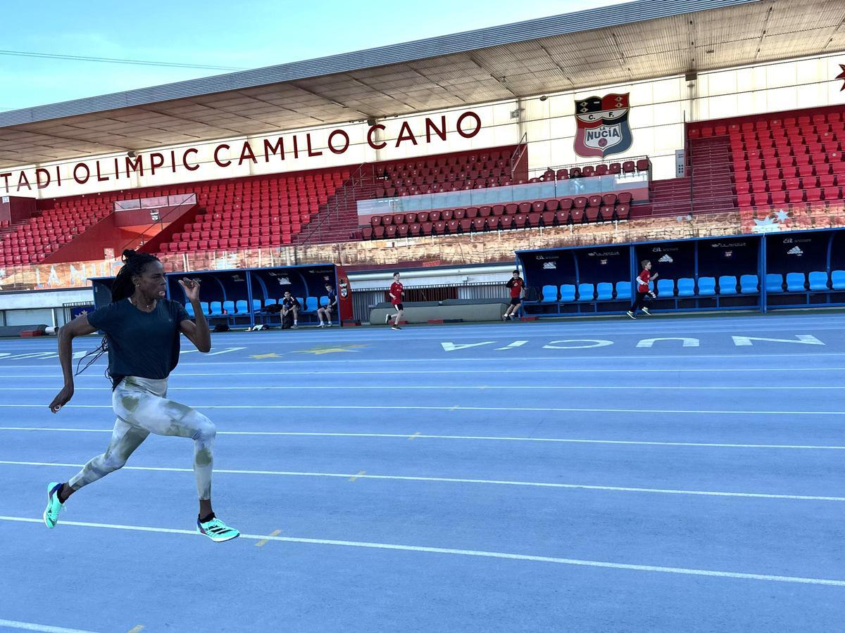 la atleta española Aauri Bokesa, está realizando un stage en el Estadi Olímpic de La Nucía.