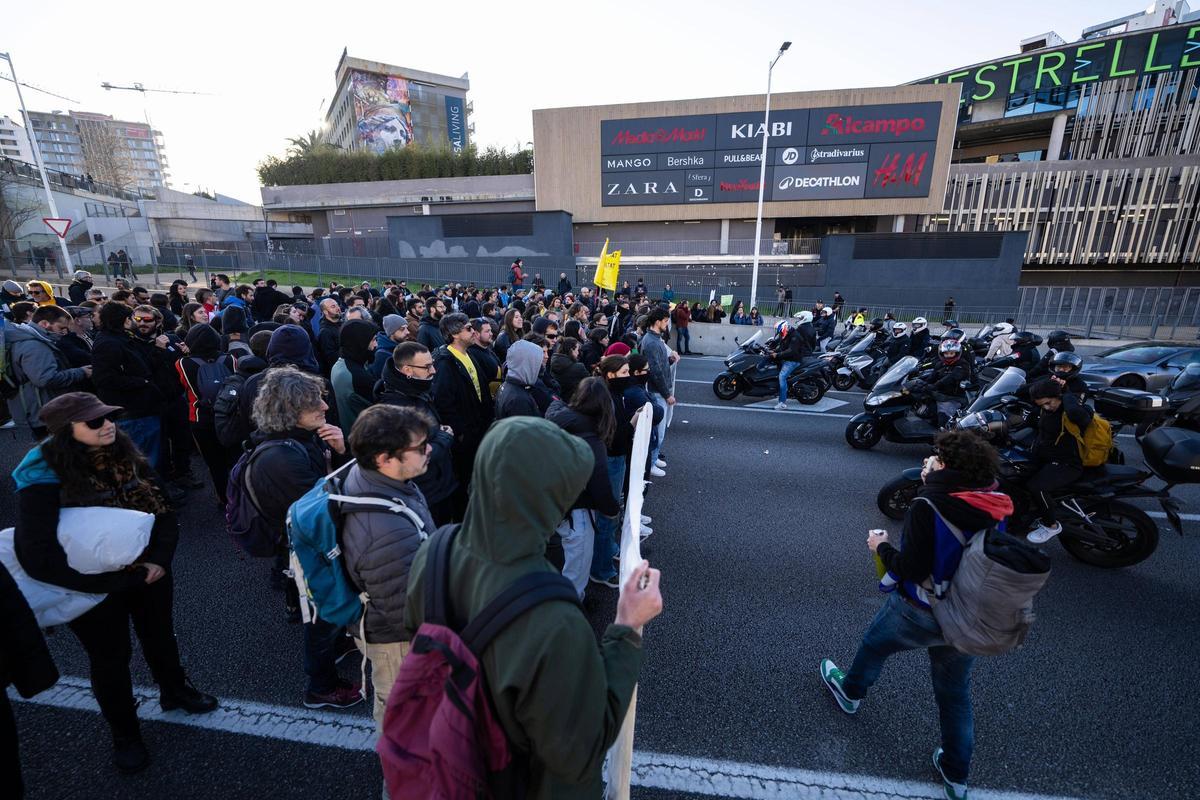 La protesta de profesores corta la B-20 a la altura de Finestrelles