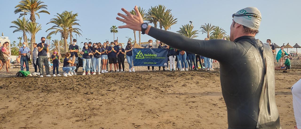 Jaime Caballero a su llegada a una playa de Costa Adeje