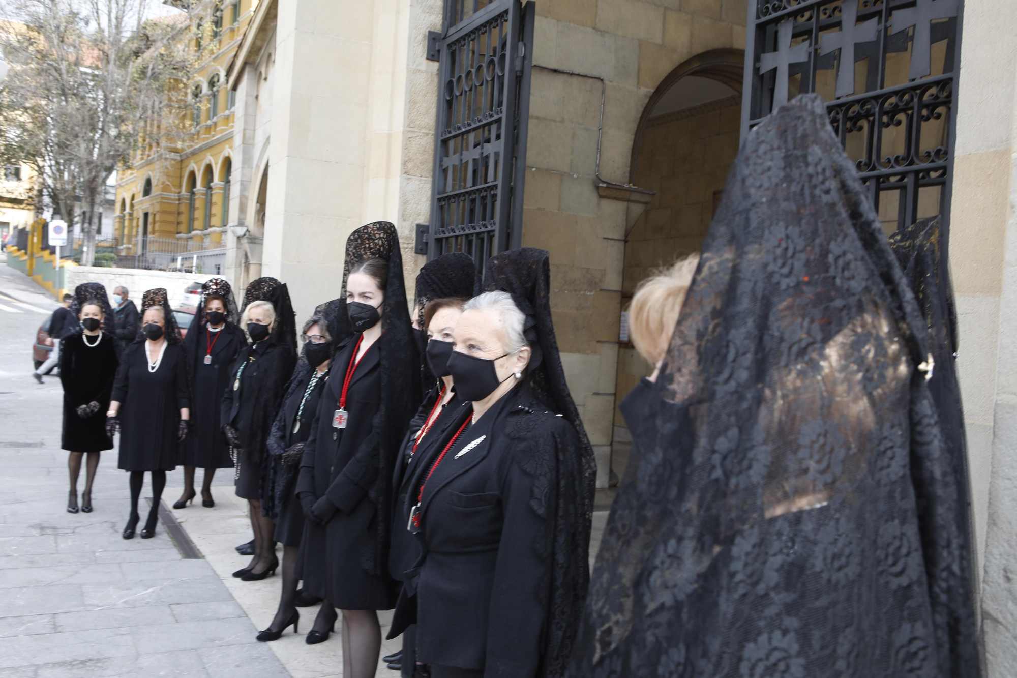 Celebración del Vía Crucis en la iglesia de San Pedro en Viernes Santo