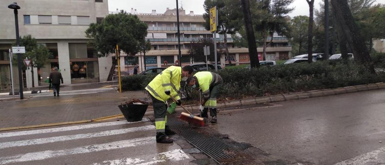 Dos operarios en Torrent